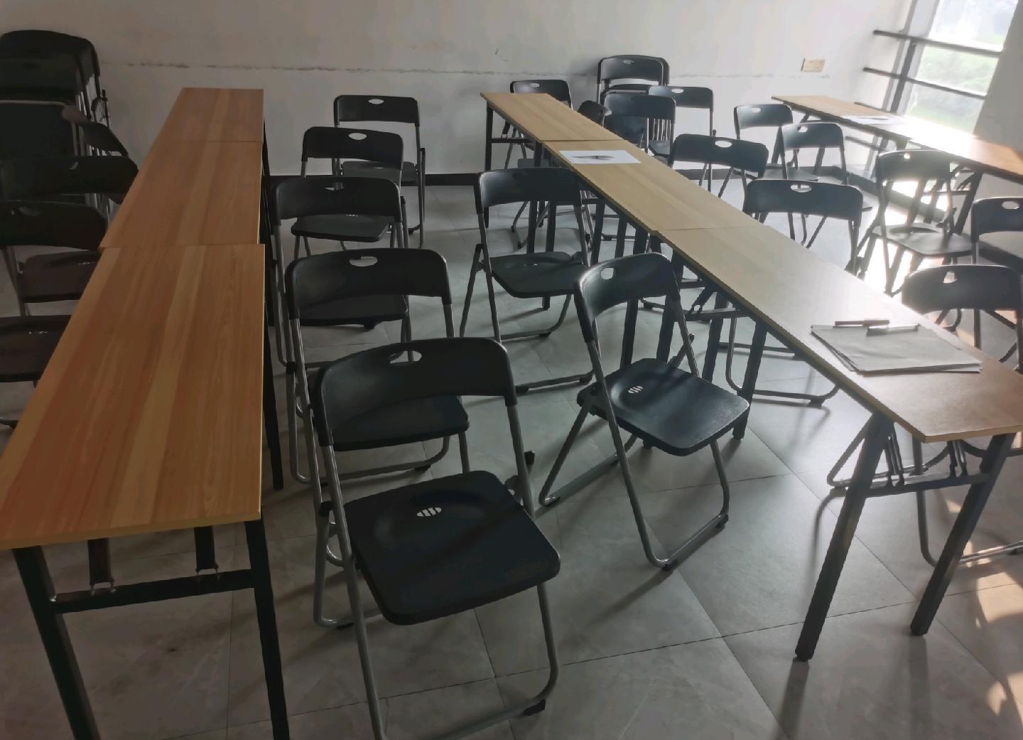 学生课桌椅-学生公寓床-铁架床上下铺-课桌椅定制-广西鸿凯家具(图1)