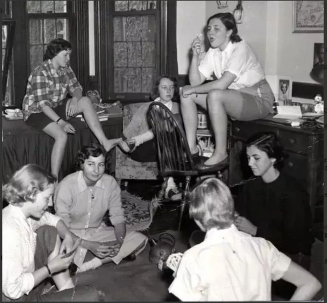 1951年几个美国女学生打扑克的照片宿舍配置古色古香十分规整(图1)