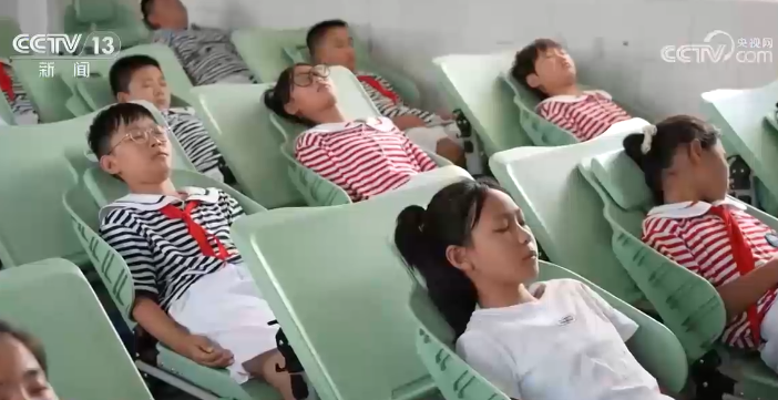 多地学校改用可躺式课桌椅：解决学生的“关键小事”青年说(图1)