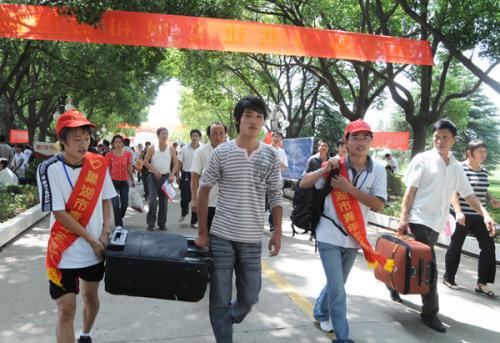 学长忠告：新生入学假如你是第一个到宿舍的人这2床位尽量别选(图1)