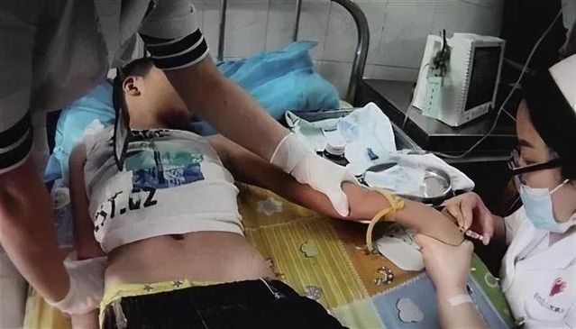 痛心！18岁学生睡觉时从宿舍床铺坠亡危险的“上下铺”再惹争议(图1)