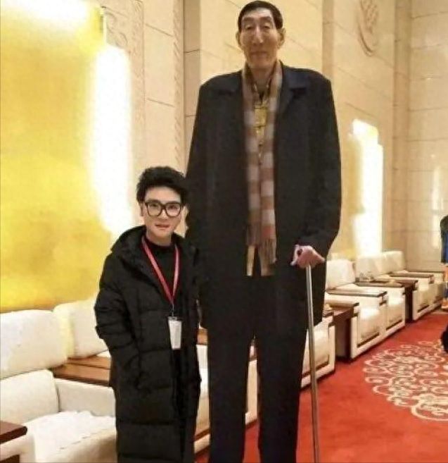 中国第一巨人鲍喜顺：不听医生劝告非要生子现在儿子长到多高？(图1)