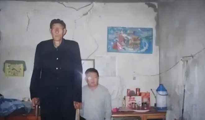 中国第一巨人鲍喜顺：不听医生劝告非要生子现在儿子长到多高？(图3)