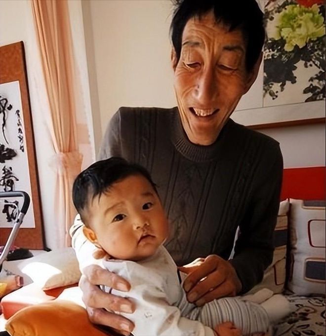 中国第一巨人鲍喜顺：不听医生劝告非要生子现在儿子长到多高？(图2)