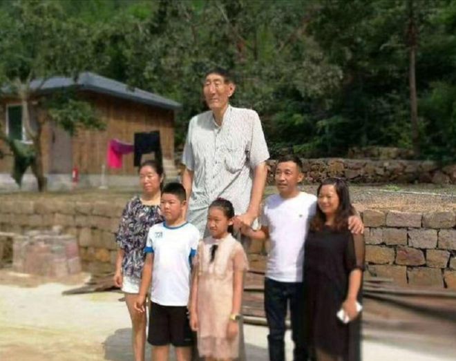 中国第一巨人鲍喜顺：不听医生劝告非要生子现在儿子长到多高？(图4)