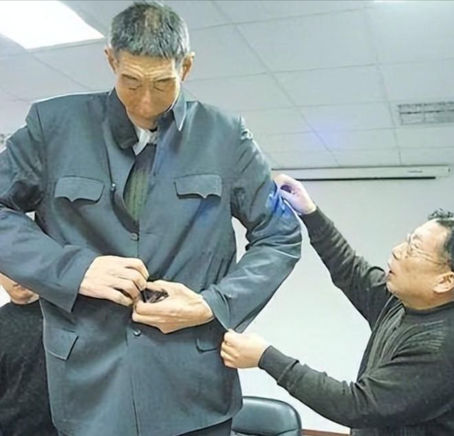 中国第一巨人鲍喜顺：不听医生劝告非要生子现在儿子长到多高？(图5)