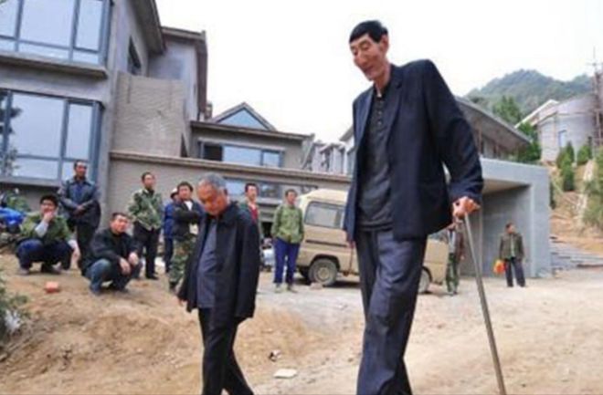 中国第一巨人鲍喜顺：不听医生劝告非要生子现在儿子长到多高？(图7)