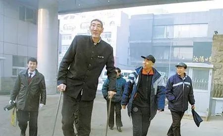 中国第一巨人鲍喜顺：不听医生劝告非要生子现在儿子长到多高？(图8)