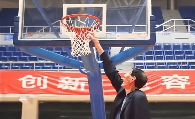 中国第一巨人鲍喜顺：不听医生劝告非要生子现在儿子长到多高？(图11)