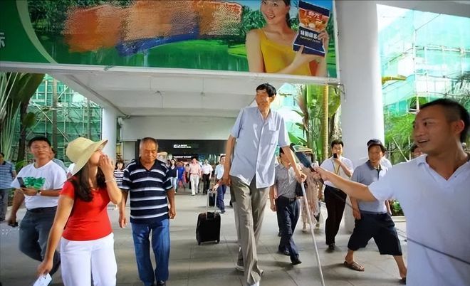中国第一巨人鲍喜顺：不听医生劝告非要生子现在儿子长到多高？(图10)