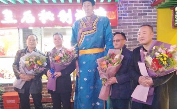 中国第一巨人鲍喜顺：不听医生劝告非要生子现在儿子长到多高？(图14)