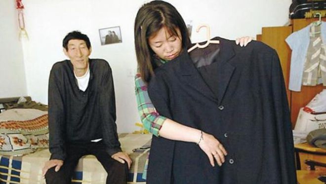 中国第一巨人鲍喜顺：不听医生劝告非要生子现在儿子长到多高？(图18)