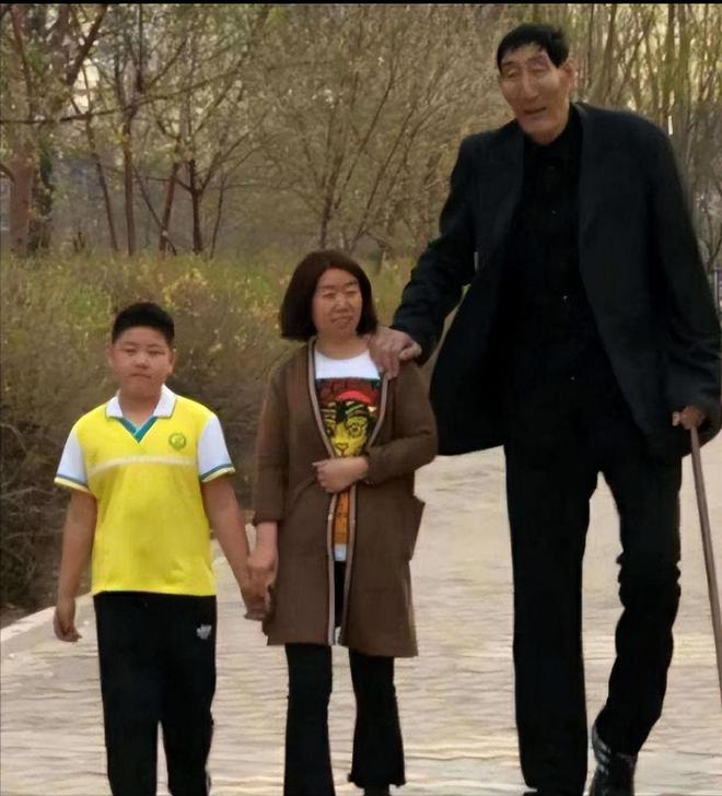 中国第一巨人鲍喜顺：不听医生劝告非要生子现在儿子长到多高？(图20)