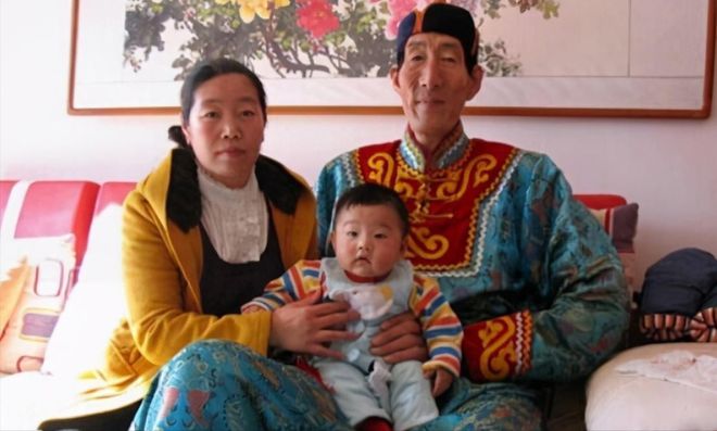 中国第一巨人鲍喜顺：不听医生劝告非要生子现在儿子长到多高？(图19)