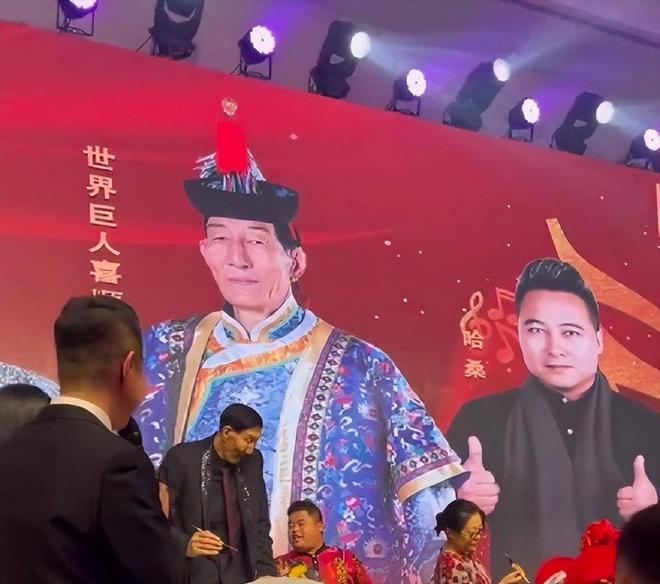 中国第一巨人鲍喜顺：不听医生劝告非要生子现在儿子长到多高？(图21)