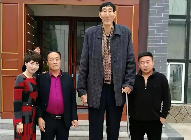 中国第一巨人鲍喜顺：不听医生劝告非要生子现在儿子长到多高？(图22)