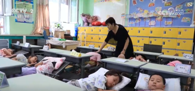 上新！多地学校换上了可躺式课桌椅 午睡神器助力健康成长(图1)