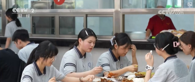 上新！多地学校换上了可躺式课桌椅 午睡神器助力健康成长(图3)