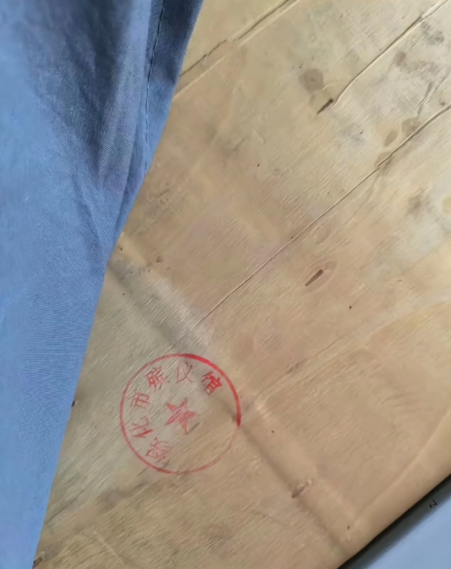 学校宿舍床板被曝盖殡仪馆章 系伪造公章引调查(图2)