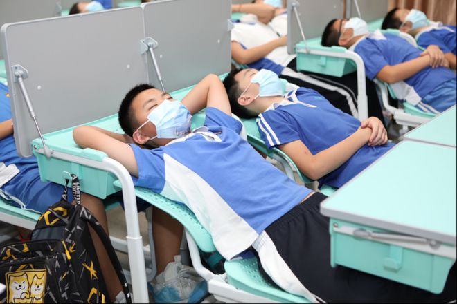 深圳学生“智能午休桌椅”上热搜！央视点赞(图3)