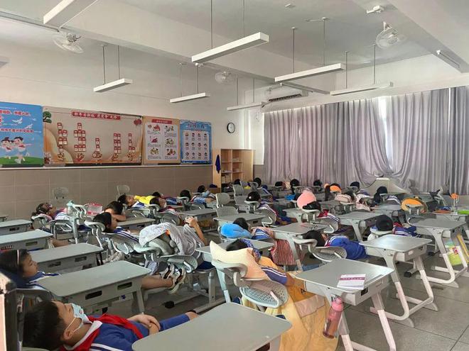 深圳学生“智能午休桌椅”上热搜！央视点赞(图4)