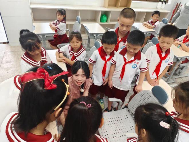 新学期大福利！崇义这所学校用上了可躺式课桌椅→(图3)