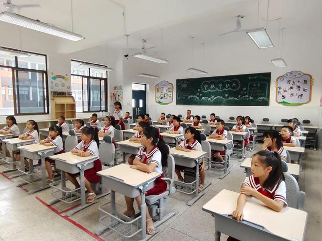 新学期大福利！崇义这所学校用上了可躺式课桌椅→(图2)