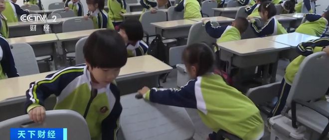 课桌椅变成床、教室变“宿舍”！福建泉州一学校可躺睡桌椅火了→(图1)