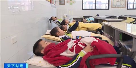 课桌椅变成床、教室变“宿舍”！福建泉州一学校可躺睡桌椅火了→(图2)