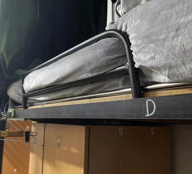 致命护栏引争议！22岁女大学生从上铺坠亡护栏多高才安全？(图3)