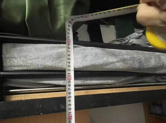 致命护栏引争议！22岁女大学生从上铺坠亡护栏多高才安全？(图2)