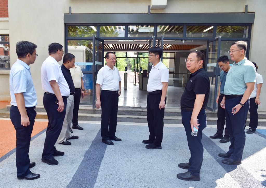 酷暑不停歇 宿舍“大改造”——学校暑期集中开展学生公寓升级改造及修缮工作(图1)