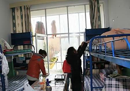 为何有的大学宿舍不让自己选床位而是提前安排好？原因太扎心！(图1)