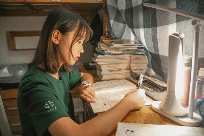 准大学生入学问咋选床位成热门70、80后长辈别耽误孩子成长了(图4)