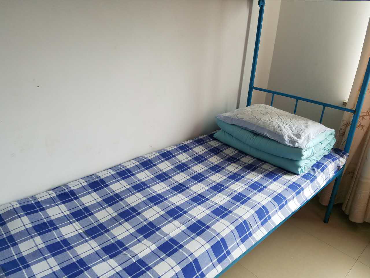 中学宿舍床下是蹲便器床头是冲水箱 当地多方回应(图1)
