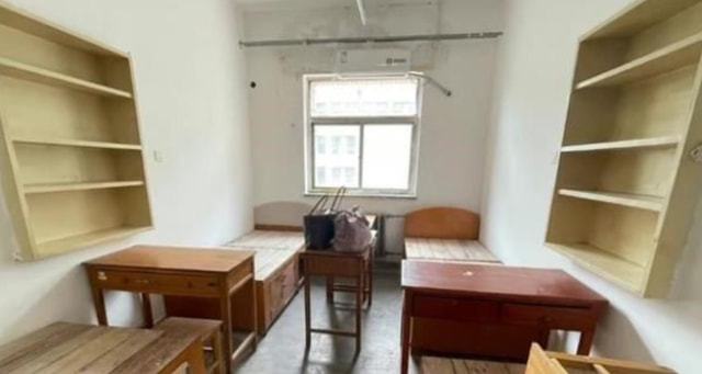 叙利亚版大学宿舍学生看到所谓的“上床下桌”内心崩溃(图1)