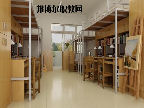 湘大10人寝室曝光桌椅占位过道学生走路都困难扩招太多了(图1)