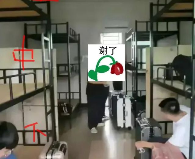 广西一大学引发热议宿舍床铺分为三层学生看了直言想退学(图4)