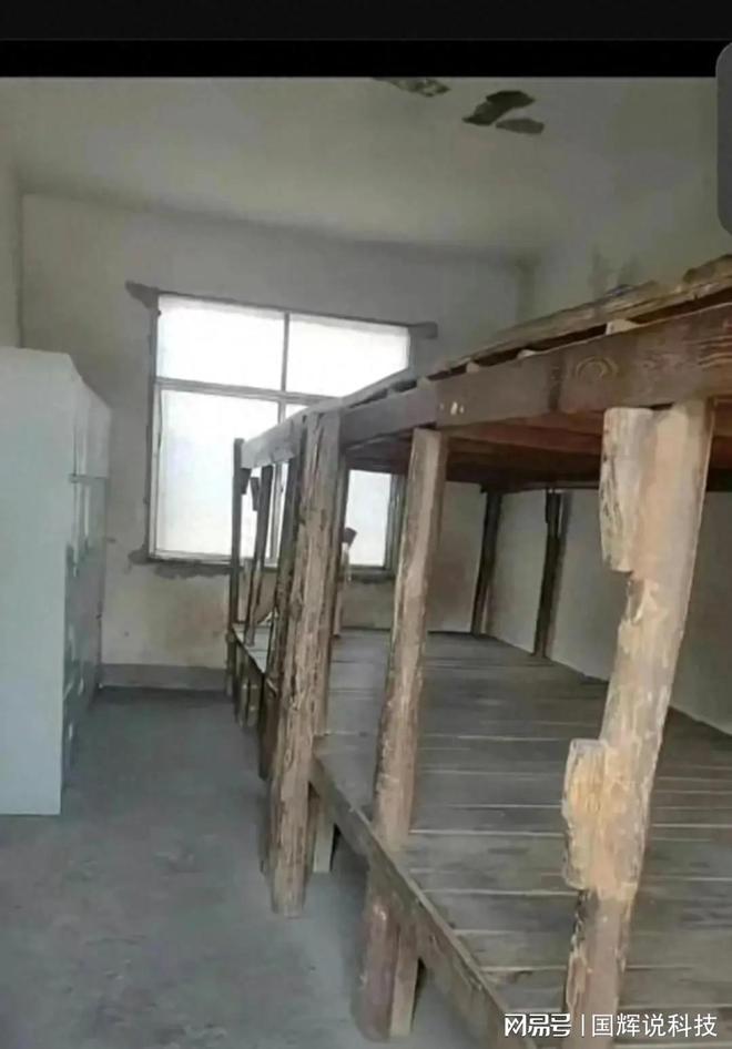广西学生宿舍引爆网络 网友纷纷感叹 都比不上狗窝!(图2)