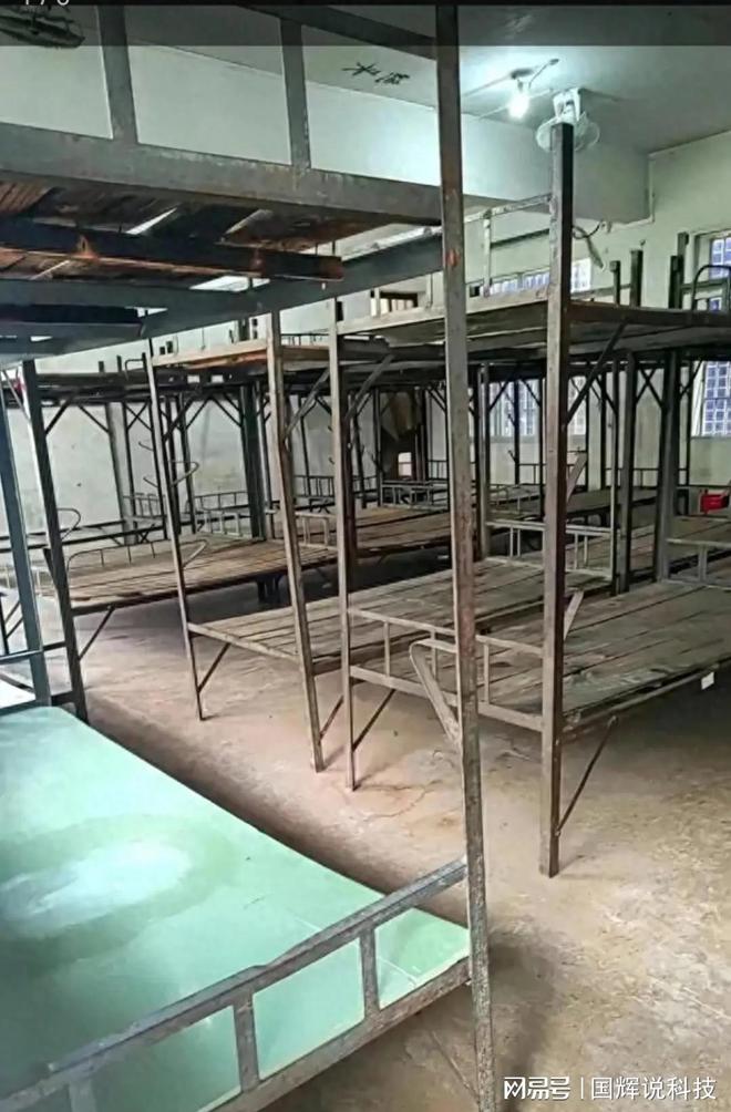 广西学生宿舍引爆网络 网友纷纷感叹 都比不上狗窝!(图1)