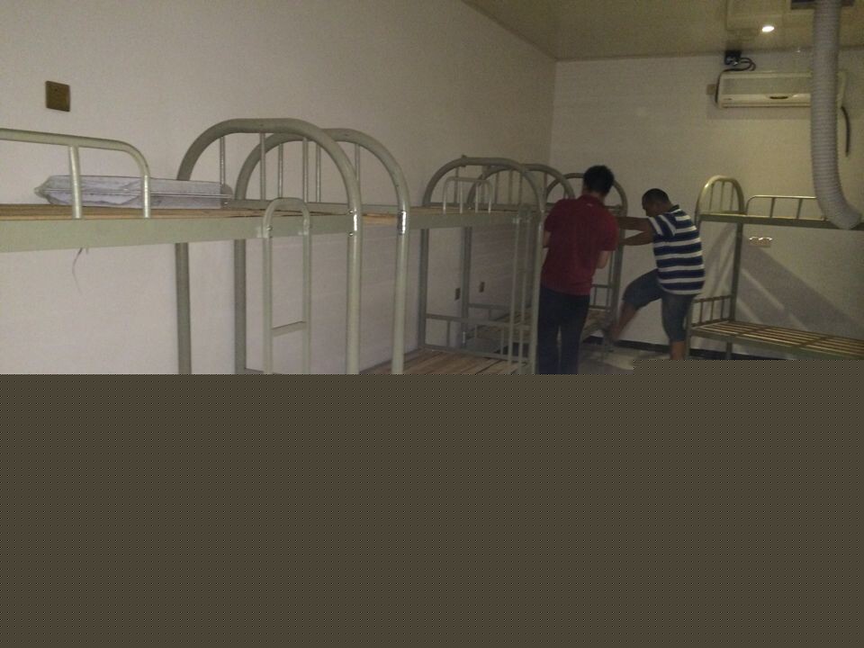 为学生夫妻安排一间宿舍两张床这所高校的回应亮了(图1)