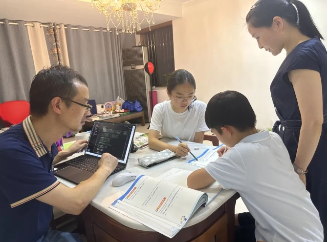 浙江宣传 支起一张“家庭学习桌”(图2)