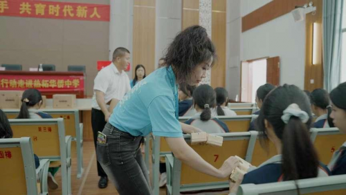 彩云邮差踏金秋而来：微笑云朵助力客乡花蕾茁壮成长(图3)