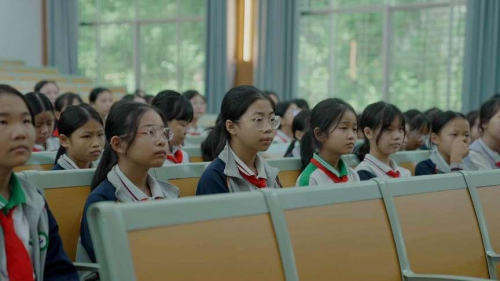 彩云邮差踏金秋而来：微笑云朵助力客乡花蕾茁壮成长(图5)