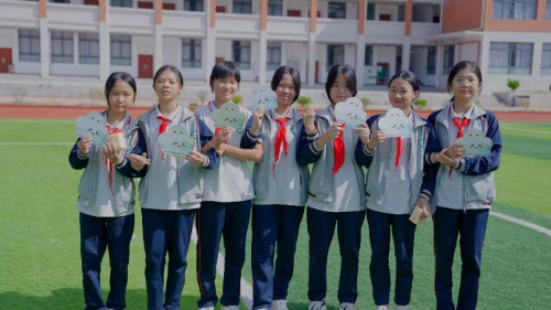 彩云邮差踏金秋而来：微笑云朵助力客乡花蕾茁壮成长(图6)