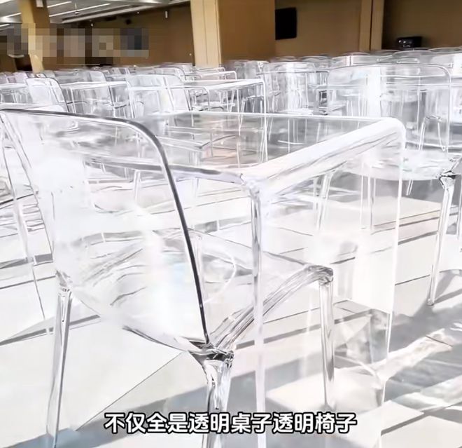 “以后不能穿短裙了”高校推出全透明桌椅真实目的让家长感叹(图2)