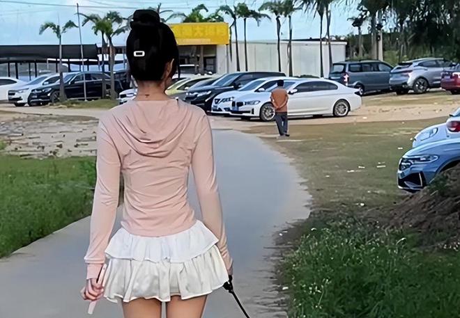 “以后不能穿短裙了”高校推出全透明桌椅真实目的让家长感叹(图1)