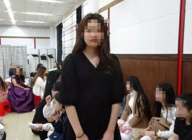 “以后不能穿短裙了”高校推出全透明桌椅真实目的让家长感叹(图6)