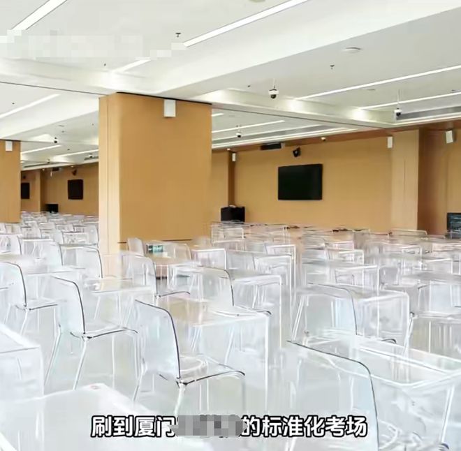 “以后不能穿短裙了”高校推出全透明桌椅真实目的让家长感叹(图3)
