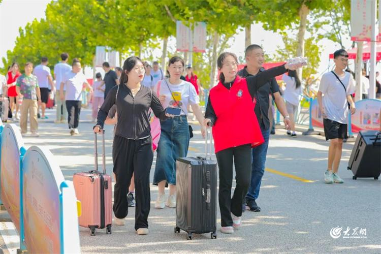 “新”光熠熠 未来可期！ 直击烟台文化旅游职业学院2024迎新现场(图1)
